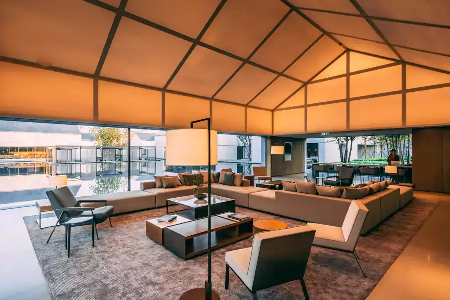 酒店公区沿中央人工湖铺展,大堂的整面落地窗将湖光山色引入室内 酒店公区沿中央人工湖铺展,大堂的整面落地窗将湖光山色引入室内