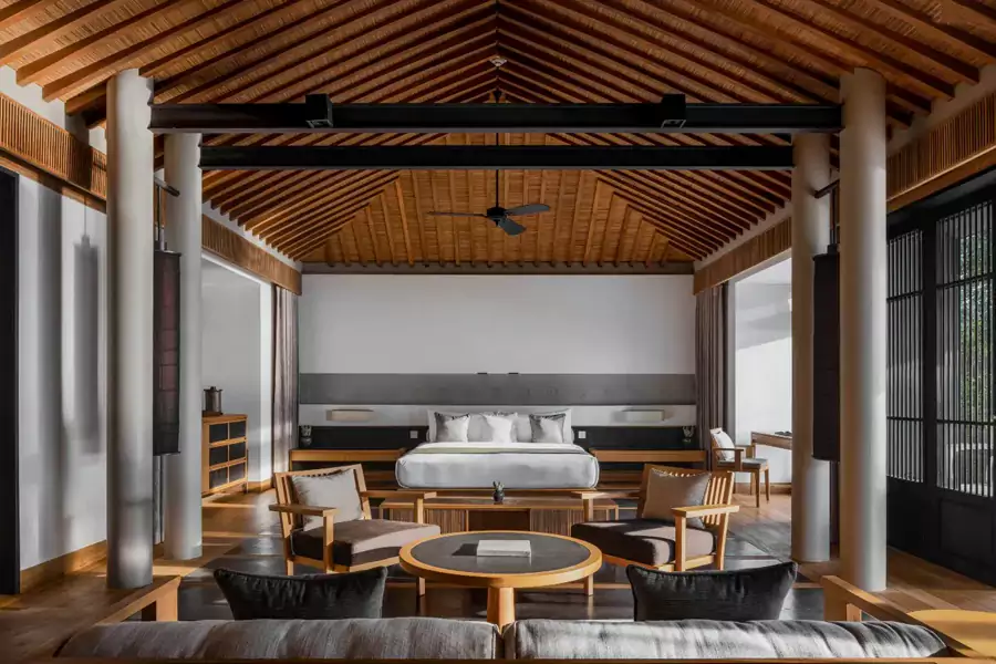 大面积的落地窗将山海景致毫无保留地引入室内 大面积的落地窗将山海景致毫无保留地引入室内