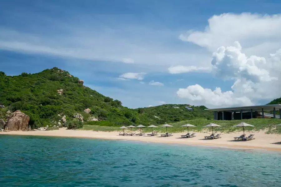 泳池下方,便是酒店的海滩俱乐部 泳池下方,便是酒店的海滩俱乐部