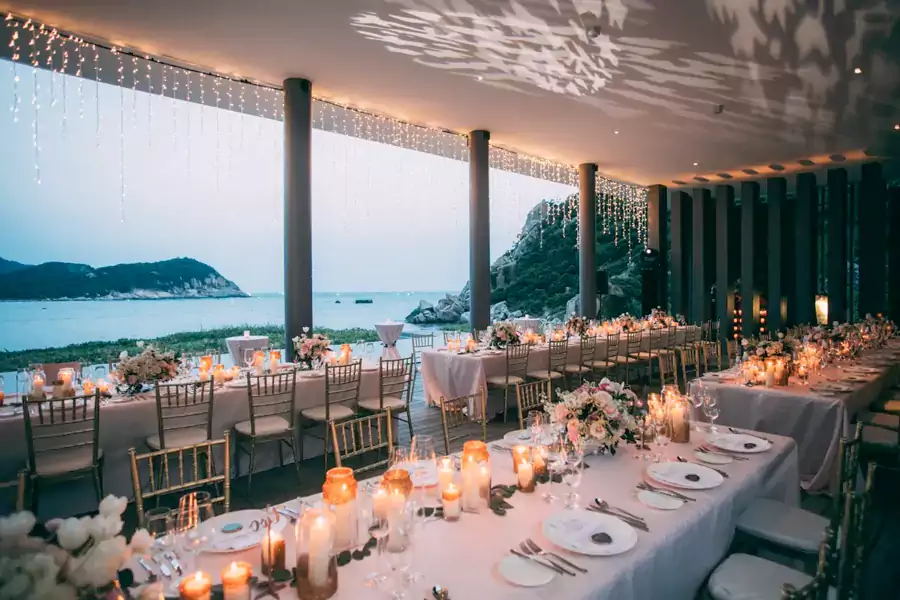 沙滩、海边或岩石旁的用餐场景 沙滩、海边或岩石旁的用餐场景