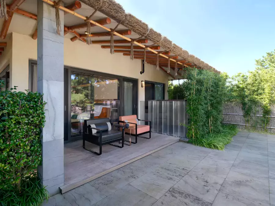 傳統韓屋的茅草屋頂與現代科技風內飾碰撞出獨特韻味 傳統韓屋的茅草屋頂與現代科技風內飾碰撞出獨特韻味