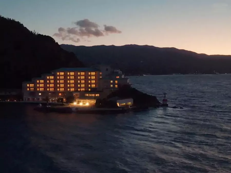 形似轮船船首、呈 V 字形分布的淡岛酒店 形似轮船船首、呈 V 字形分布的淡岛酒店