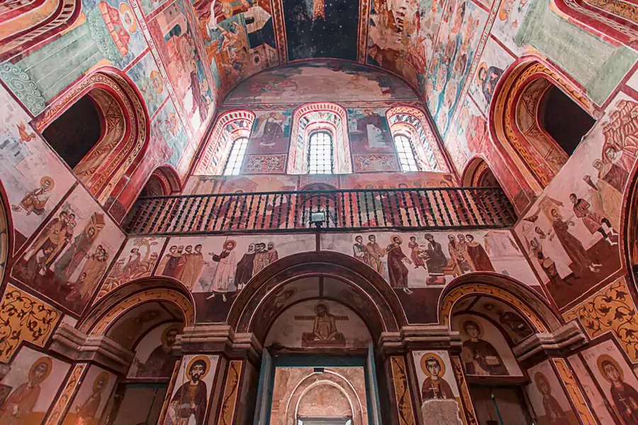 墙壁上的壁画铺满整个穹顶 墙壁上的壁画铺满整个穹顶