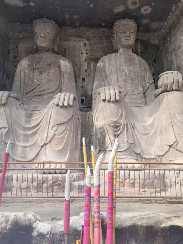 北山石刻更注重细节刻画与情感表达