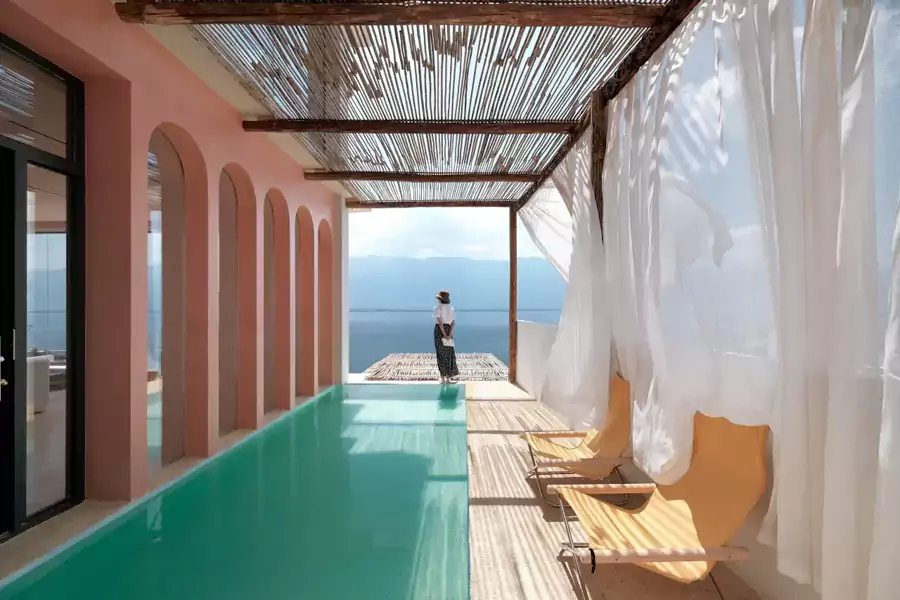 4 个无边泳池镶嵌在悬崖边 4 个无边泳池镶嵌在悬崖边