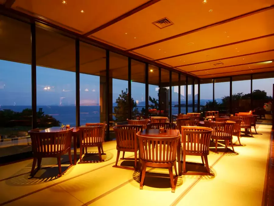 簡約大氣的大堂被巨大的落地玻璃窗環繞