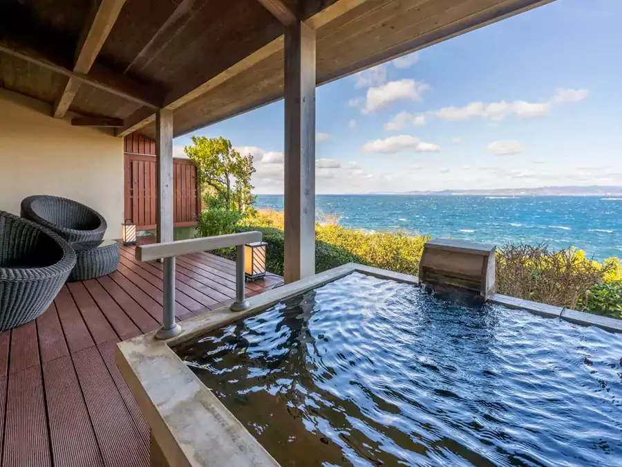 光著腳就能走到露臺看海，或是直接步入專屬泡池