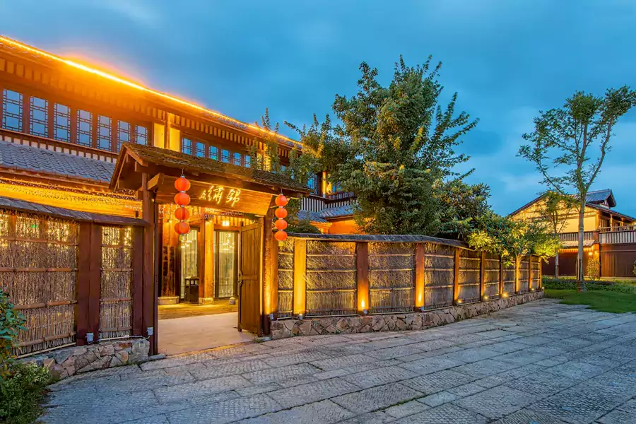 酒店的客房藏在 10 栋中式别墅中