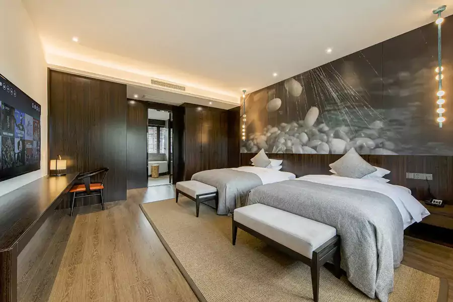 蚕宝宝原创灯具与蝴蝶图案背景墙，让房间充满巧思