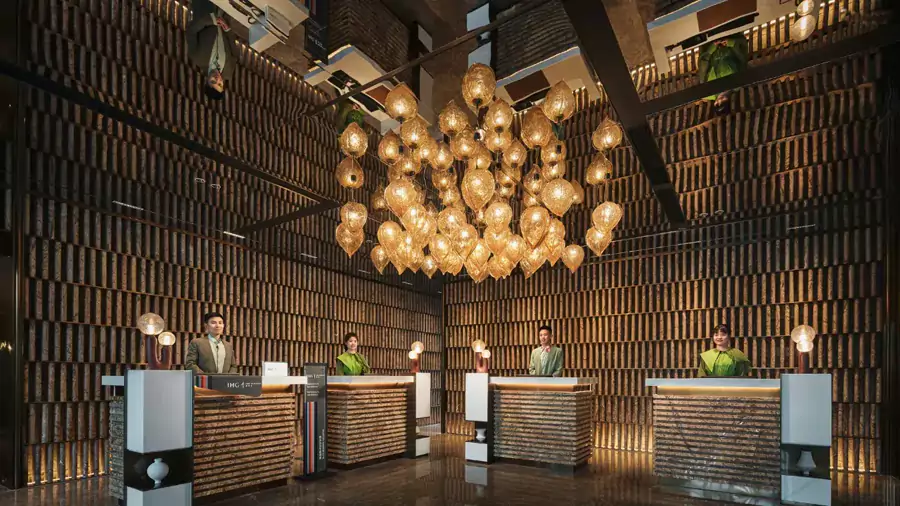 前臺工作人員身著定制的羽鱗元素制服 前臺工作人員身著定制的羽鱗元素制服