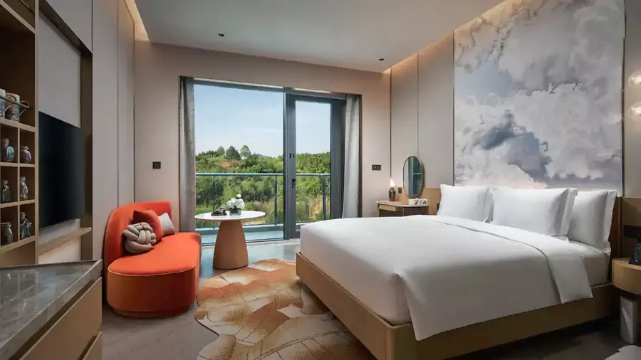 牆面的壁畫是古木參天的盛景 牆面的壁畫是古木參天的盛景