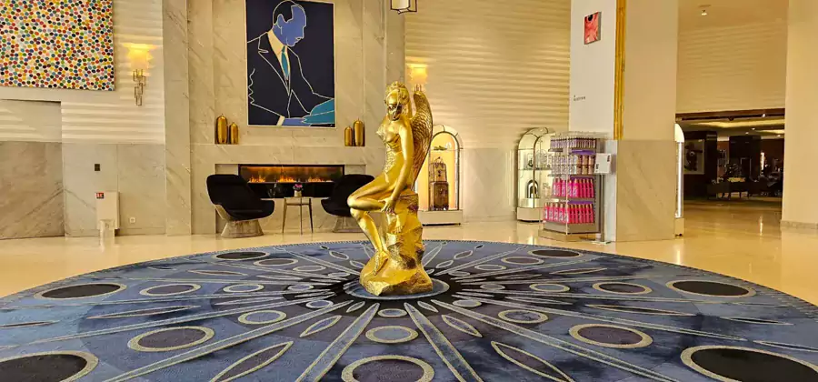 步入酒店内部，黑、白、金的经典色调碰撞出高雅奢华感