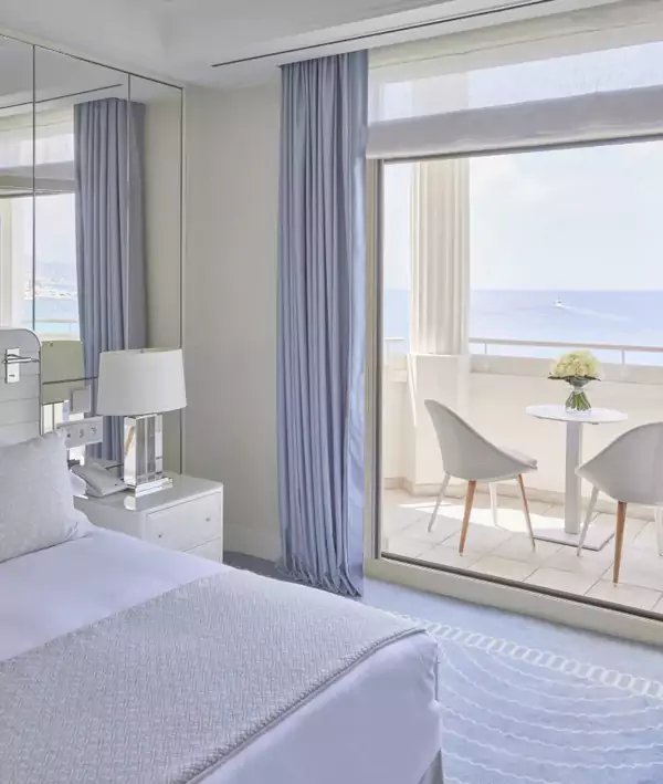 马丁内斯酒店所有房间都配备精致户外阳台