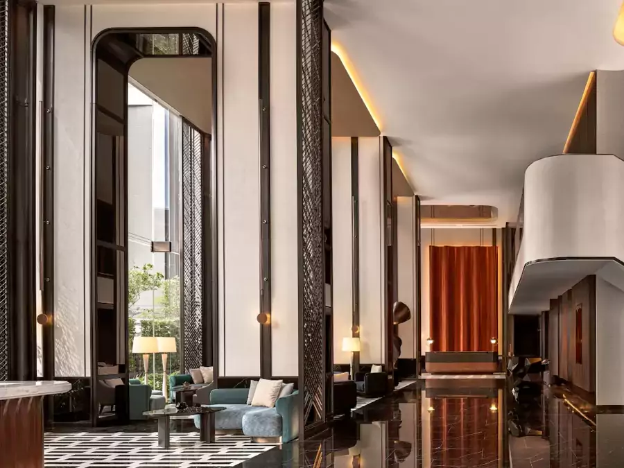 走进酒店,仿佛踏入一座融合泰式传统与当代艺术的美学空间 走进酒店,仿佛踏入一座融合泰式传统与当代艺术的美学空间