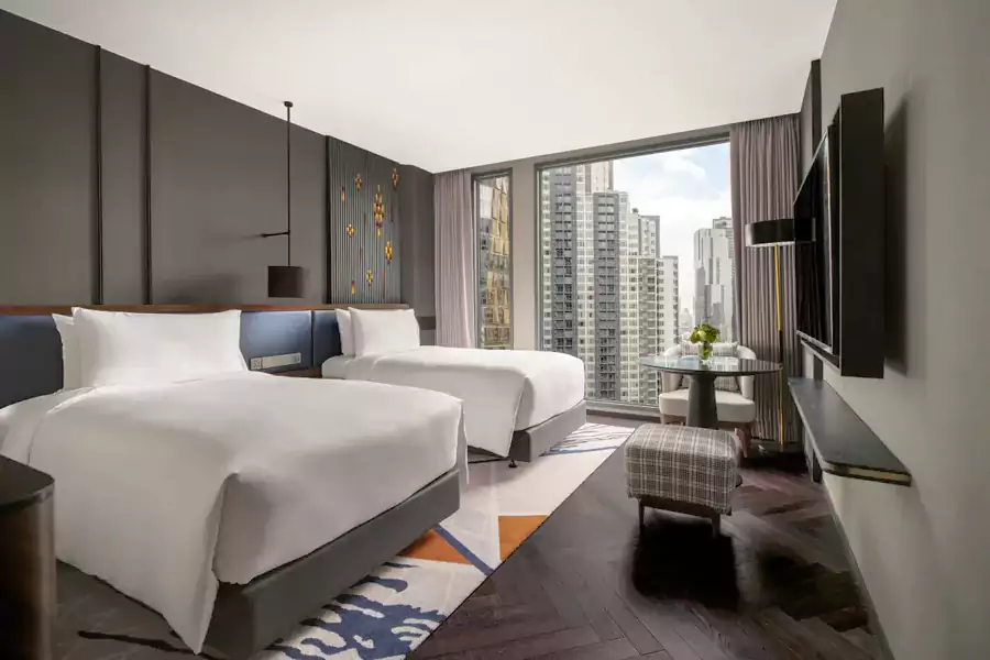 酒店共设有 241 间客房与套房 酒店共设有 241 间客房与套房