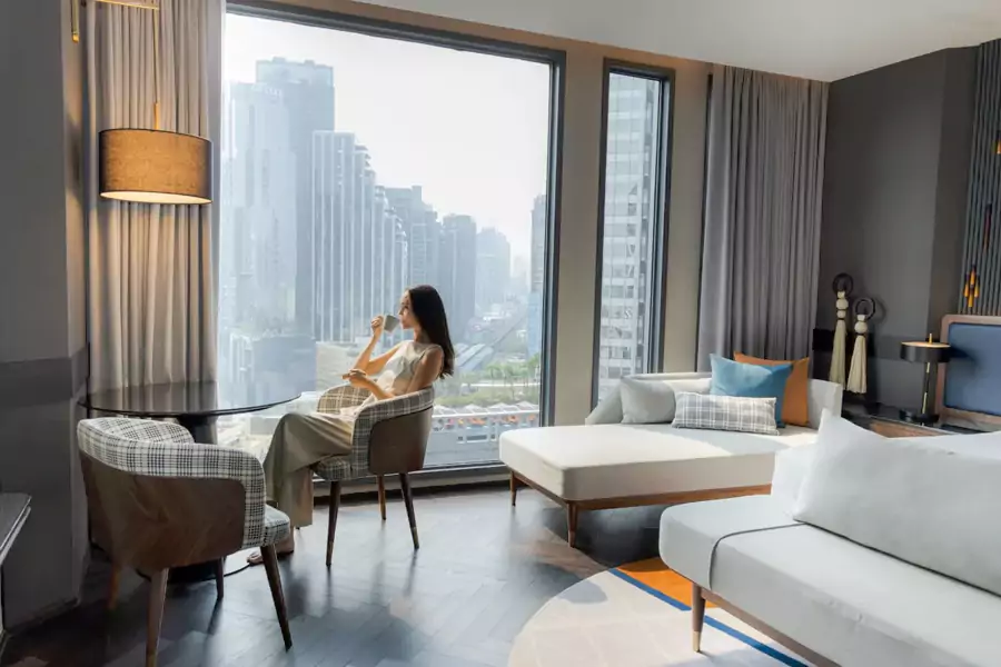 高层客房的巨大落地窗更是点睛之笔 高层客房的巨大落地窗更是点睛之笔