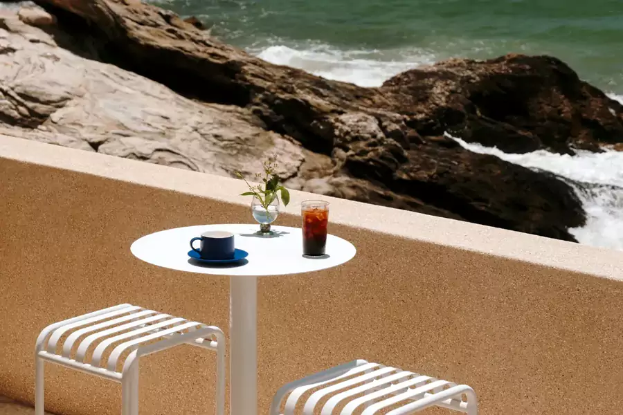 悬崖边的礁石酒吧（Bar Reef）是必打卡地