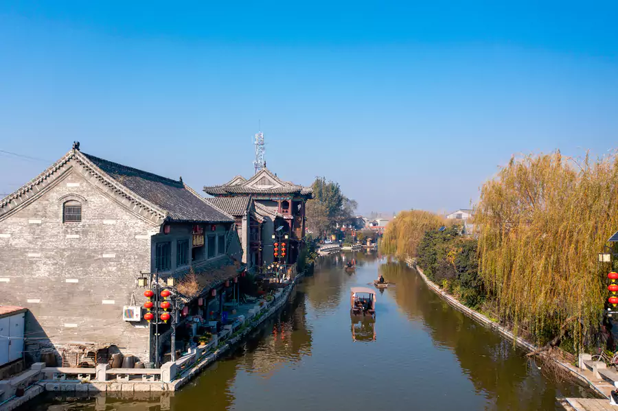 白墙黛瓦的民居依水而建 白墙黛瓦的民居依水而建