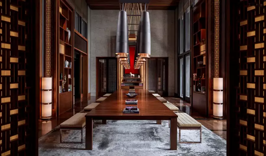 阳光透过半室内的长廊洒满角落 阳光透过半室内的长廊洒满角落