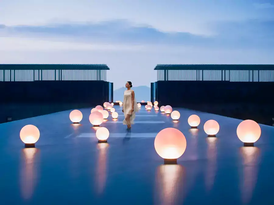 傍晚时分的 “水上灯球” 亮起,随手一拍就是氛围感大片 傍晚时分的 “水上灯球” 亮起,随手一拍就是氛围感大片