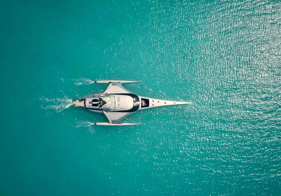 乘坐專屬豪華快艇，45 分鐘便能伴著海風登島