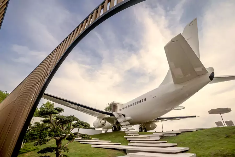 飞机外壳依旧带着随时起飞的张力 飞机外壳依旧带着随时起飞的张力