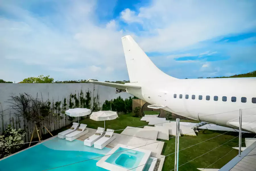 私人泳池紧邻发动机位置 私人泳池紧邻发动机位置