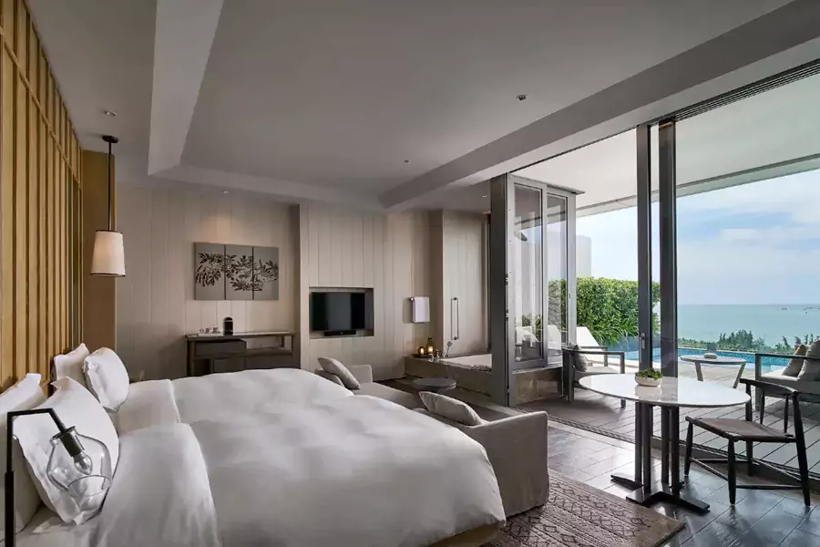 40 餘間客房的陽臺上還自帶獨立泳池 40 餘間客房的陽臺上還自帶獨立泳池