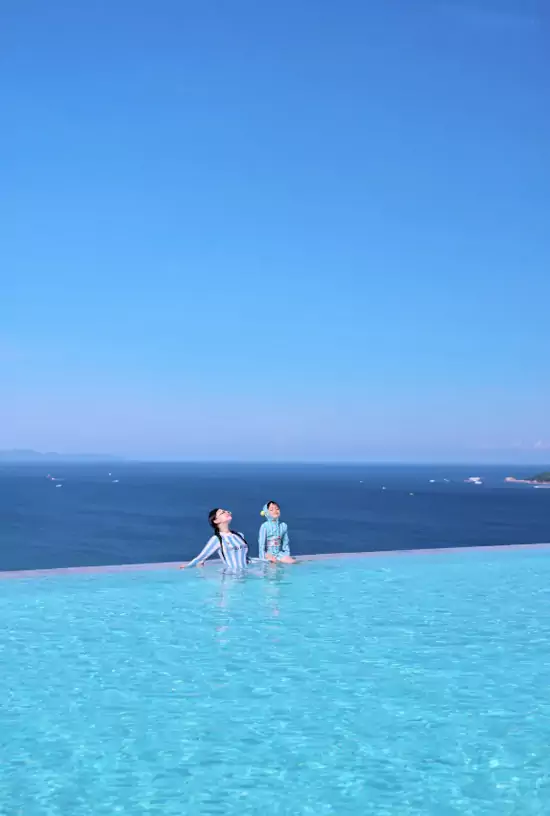 眼前是一望無際的蔚藍大海 眼前是一望無際的蔚藍大海