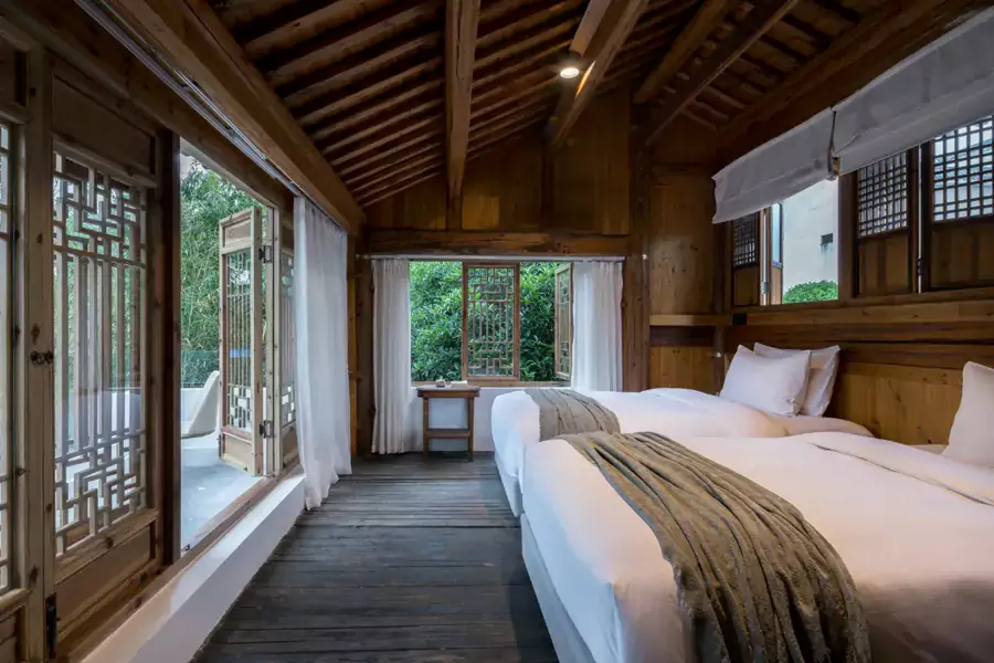 黃山詩莉莉・慰顏府文化遺址湯泉度假酒店僅散落著 30 多間客房 黃山詩莉莉・慰顏府文化遺址湯泉度假酒店僅散落著 30 多間客房