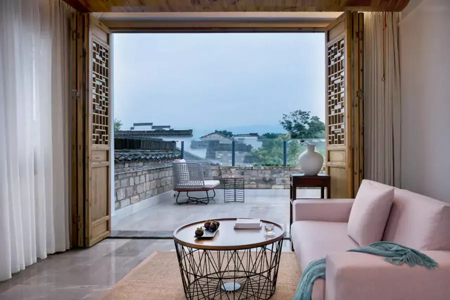 夏日臨窗而坐,荷塘清風拂面 夏日臨窗而坐,荷塘清風拂面