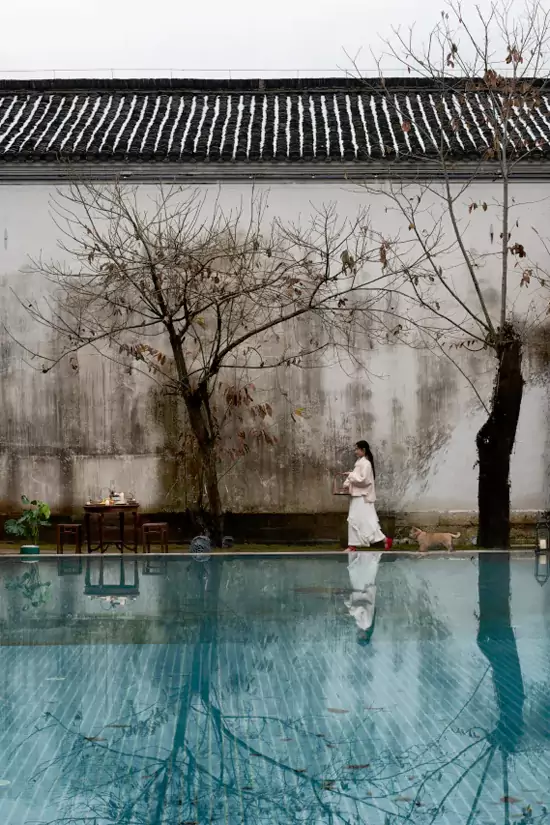 穿一襲漢服坐于畫廊窗邊 穿一襲漢服坐于畫廊窗邊