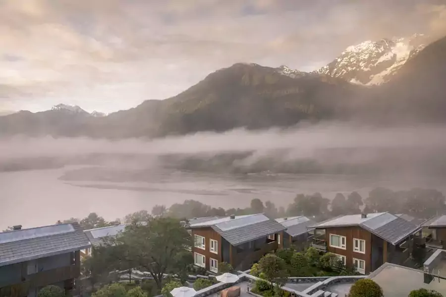 波密松赞林卡酒店以地毯式布局错落于半山腰的森林间 波密松赞林卡酒店以地毯式布局错落于半山腰的森林间