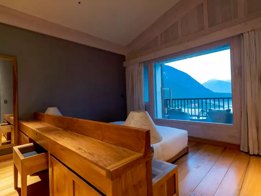 60 余间客房几乎每间都配备全景落地窗 60 余间客房几乎每间都配备全景落地窗