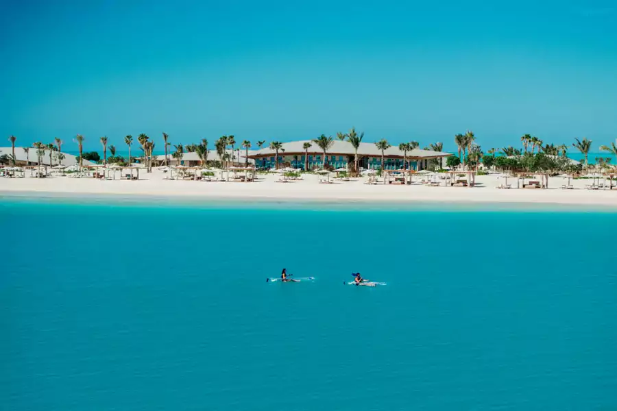 Shura 島的在建度假村輪廓隱約可見 Shura 島的在建度假村輪廓隱約可見