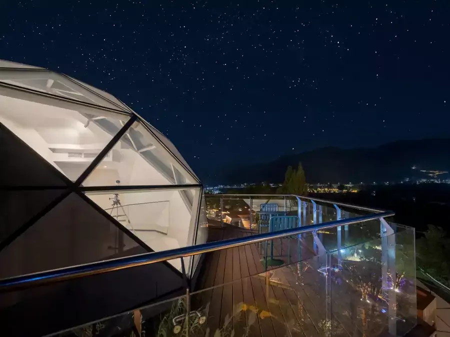 天文台区域的客房悬于岩壁之上