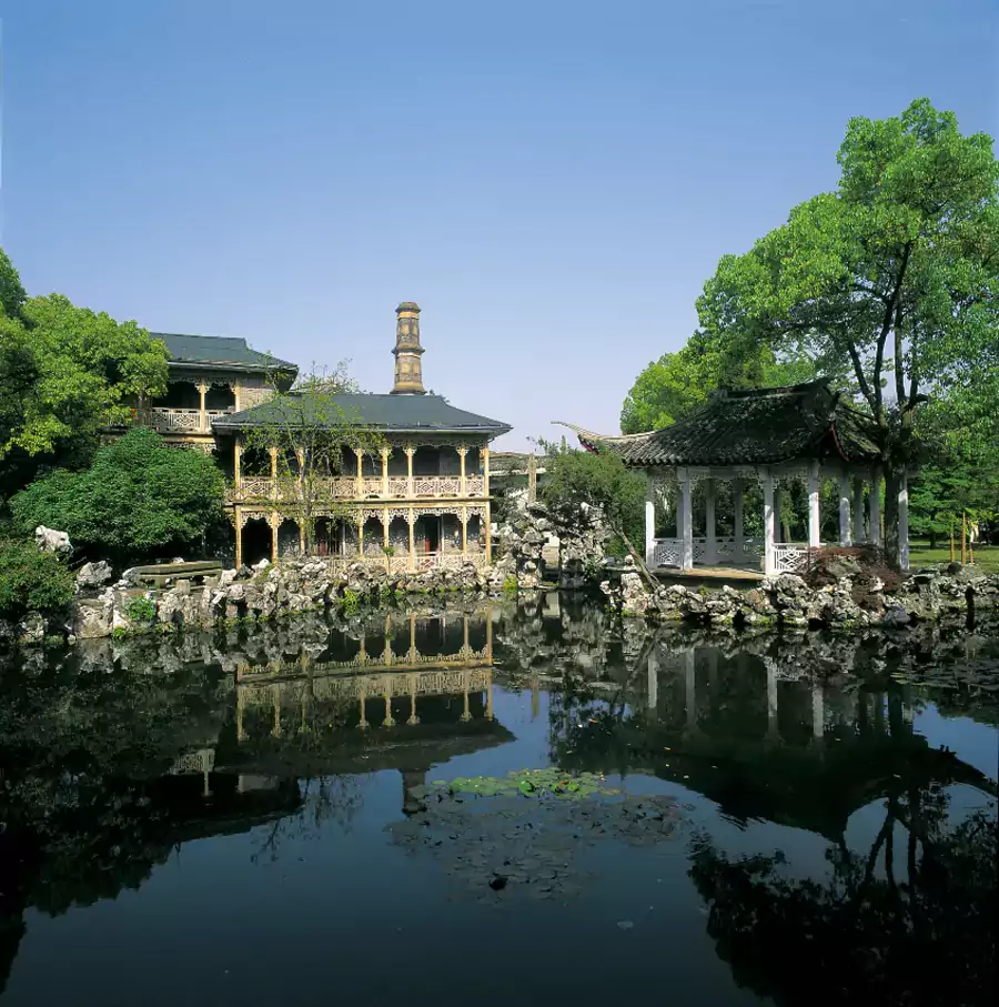 园内布局精巧，亭台楼阁错落有致