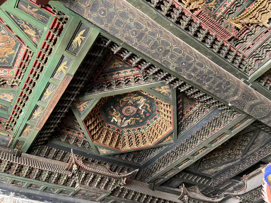 层层叠叠的木质梁架与斗拱 层层叠叠的木质梁架与斗拱